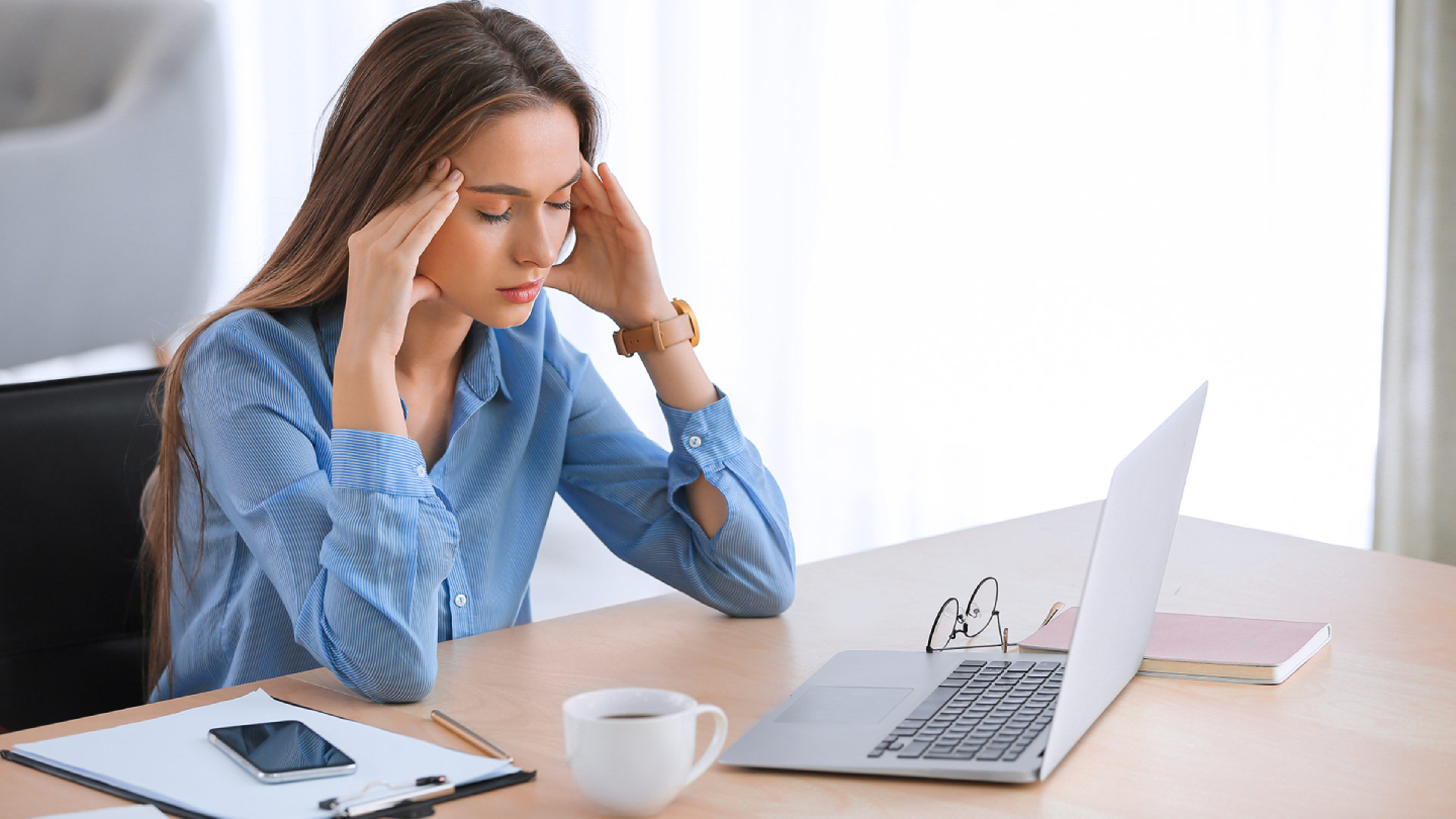 Mlada žena pod stresom zbog hormonalnih promjena.