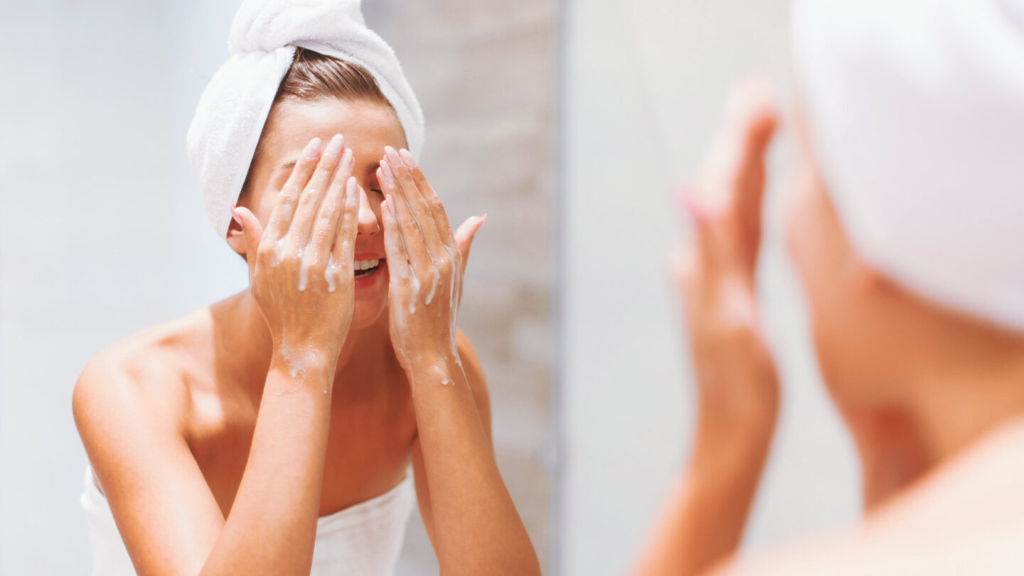 Žena umiva lice nježnom pjenom – Catafertyl